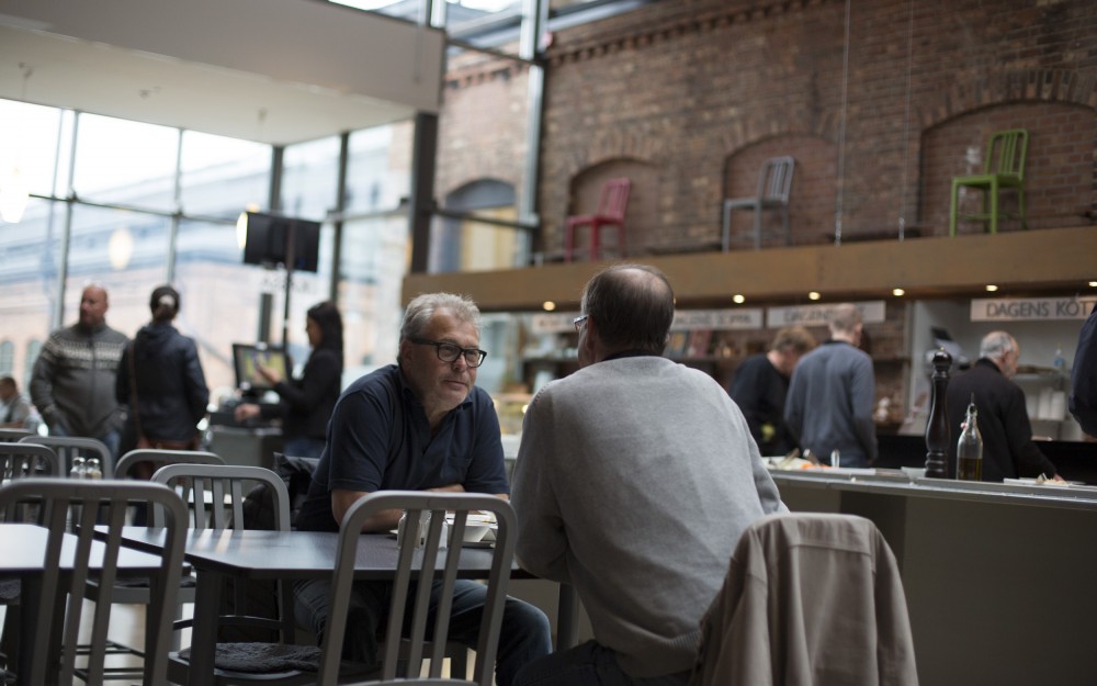 Personer som äter lunch på Nova mat och möten