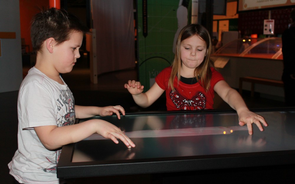 Barn som testar utställningen kolla kroppen