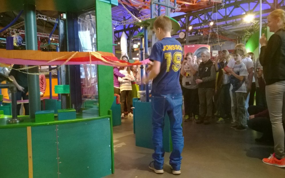 Barn klipper bandet till utställningsstationen Automagica