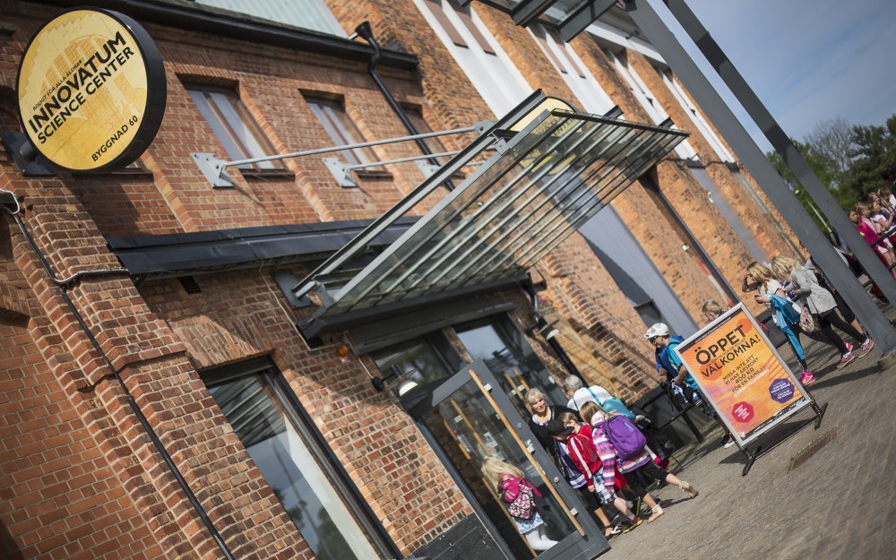 Barn utanför Innovatums science center