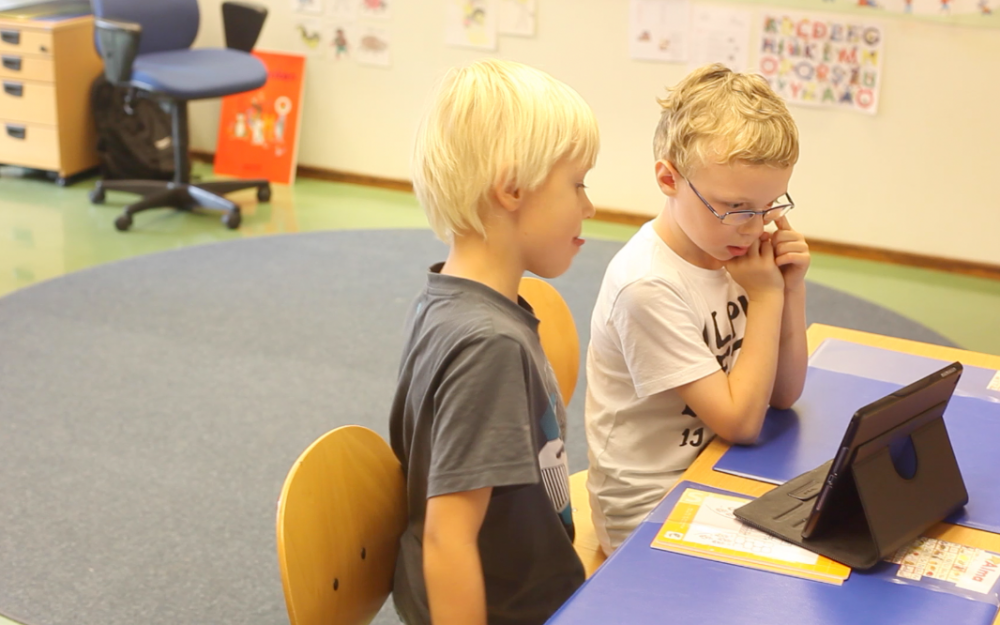 Två barn spelar Kul med Duffton