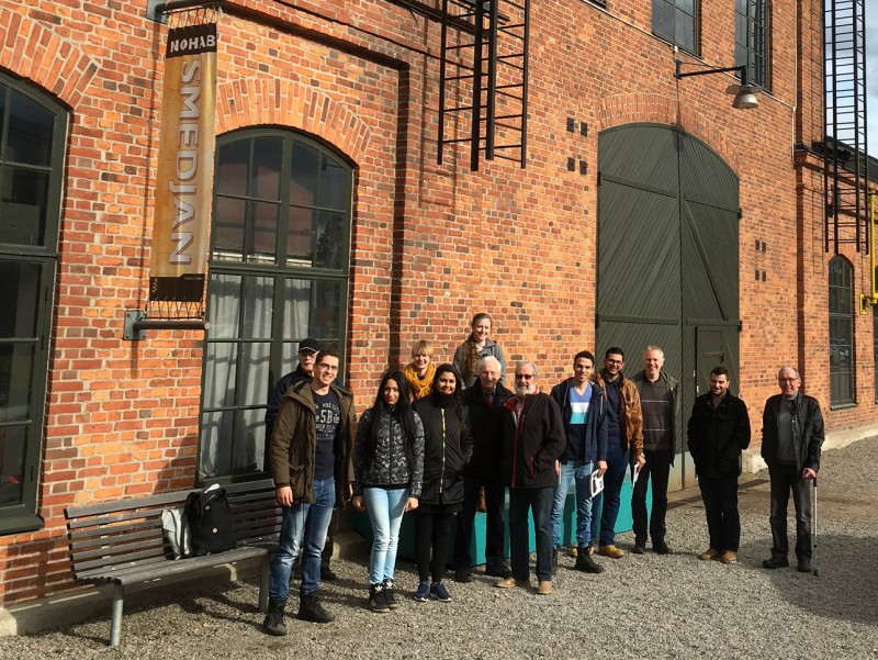 NOHAB-anställda, KulturUngdom och Ungdomar från Resta gård på besök i Smedjan.