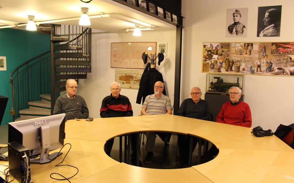 NOHAB-veteraner på plats i konferensrummet Kanalen på Innovatum i april 2017 för att arbeta med NOHAB-bilder ur Innovatums bildarkiv